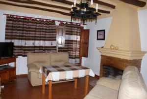 布维翁Casa De La Ermita的带沙发和壁炉的客厅