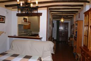 布维翁Casa De La Ermita的一间带床和厨房的客厅