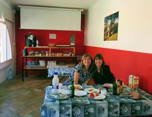 兰卡阿尔伯格布拉瓦海岸酒店的两个坐在餐桌边吃着食物的女人
