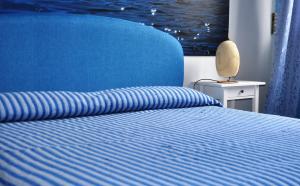 阿茨特雷扎斯特拉玛莉娜住宿加早餐酒店的一间卧室配有蓝色的海床