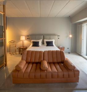 里斯本原始文化艺术及高街阁楼公寓式酒店的一间卧室配有一张大床和一张沙发