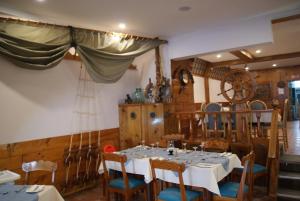 圣保罗湾城Buccaneers Boutique Guest House的一间带桌子和椅子的用餐室