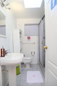 圣克鲁兹Casa Suiza的白色的浴室设有水槽和卫生间。