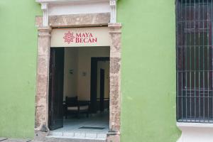 坎佩切Hotel Maya Becan的绿色建筑,上面有读写最大行为方式的标志