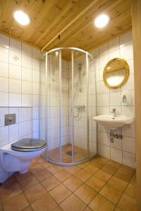 洛姆诺道尔图里斯森特旅馆的带淋浴、卫生间和盥洗盆的浴室