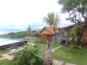 乌鲁瓦图绿碗海滩别墅的一个带游泳池和房子的度假胜地