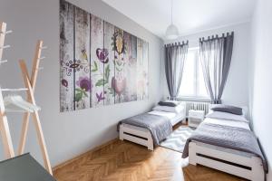 别尔斯克-比亚拉Hostel Zakątek ulica Grunwaldzka的一间卧室设有两张床,墙上挂着一幅画