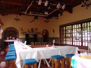 库埃纳瓦卡Casa Madero Rooms的配有蓝椅的长桌客房