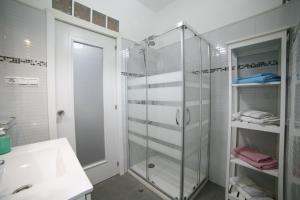 马拉加Victoria de Alba House的一间带玻璃淋浴和水槽的浴室