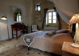 拉加尔德阿代马马斯贝拉柯蒂斯酒店的一间卧室配有一张床、一张桌子和一面镜子