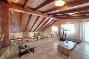拉格尼西Villa Sunrise Lagonisi的大型客房设有带木制天花板的健身房。