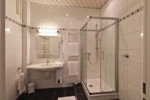 格拉德贝克Hotel Jammerkrug的带淋浴和盥洗盆的浴室