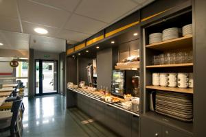 Toulon-sur-AllierB&B HOTEL Moulins的餐厅设有盘子和餐具柜台