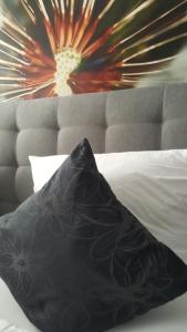 巴特索登-阿伦多夫维拉塔尔酒店的床上的黑色枕头