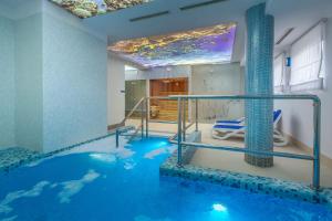 弗瓦迪斯瓦沃沃鲁安酒店的室内泳池,室内海水