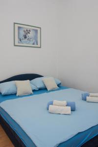 达鲁瓦尔鲁姆斯文迪旅馆的一张配有蓝色床单和枕头的大床
