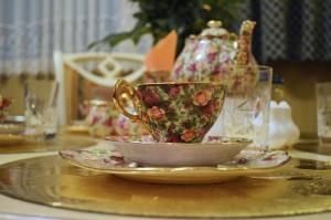 鹿特丹维娜宾馆的茶杯和桌子上的盘子