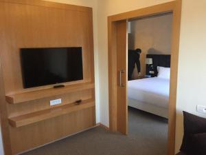 拉巴特Annakhil Hotel的酒店客房设有电视和床。