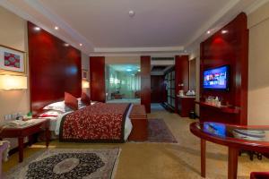 敦煌敦煌宾馆的一间卧室配有一张床和一台电视。