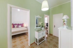 托雷奇安卡Villetta Martino Guest House的一间卧室配有一张床和镜子