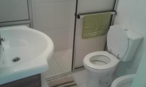 梅洛Leohome的浴室配有白色卫生间和盥洗盆。