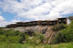 Serra de São Bento塞拉别墅旅馆的一座位于岩石顶部的建筑