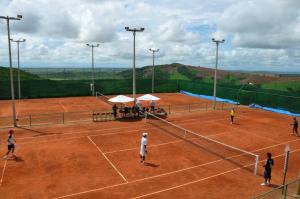 Serra de São Bento塞拉别墅旅馆的一群人在网球场打网球