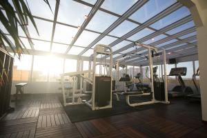 圣胡安凡达兹酒店的一个带跑步机的健身房,位于一个设有大窗户的房间