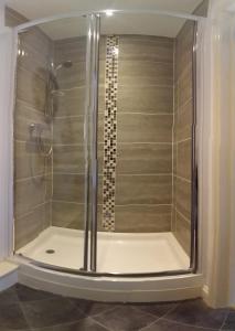 文特诺Kingsmede Bed & Breakfast的浴室里设有玻璃门淋浴