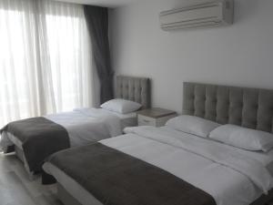 塞里克Guckar Sehrinn Oteli的一间卧室设有两张床和窗户。