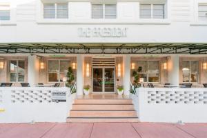 迈阿密海滩总统大酒店的带有阅读前台标志的酒店入口