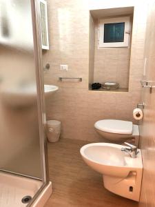 滨海波利尼亚诺滨海波利尼亚诺老屋公寓的一间带水槽、卫生间和淋浴的浴室