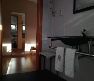 沃泽拉Penthouse - Low Cost的一间带水槽和白色毛巾的浴室