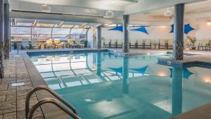 巴港亚特兰大海滨酒店及会议中心的一个带桌椅的大型游泳池