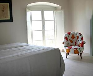 塞斯托-菲奥伦蒂诺Casavaliversi Appartamenti的卧室配有床、椅子和窗户。