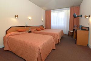 武耶罗迪斯切瓦尔布兰科克洛维斯酒店的酒店客房设有两张床和窗户。