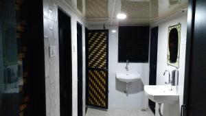 孟买One Step Hostel的一间带水槽、卫生间和镜子的浴室