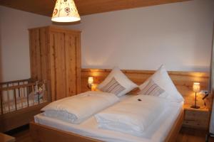 巴特拜尔索因Ferien beim Baur的一间卧室配有带白色床单和枕头的床。