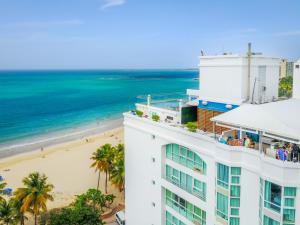 圣胡安圣胡安水和海滩俱乐部酒店的享有大楼和海滩的空中景致