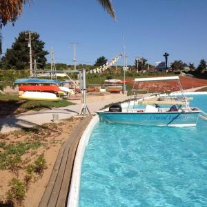 阿尔加罗沃Laguna Bahía, Algarrobo的坐在游泳池的水中的船