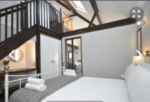 埃文河畔布拉德福收费站宾馆的一间卧室设有一张大床,并有楼梯