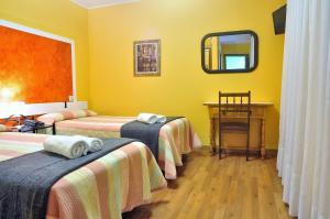 San Roque del Acebal欧罗巴宾馆的酒店客房,设有两张床和镜子