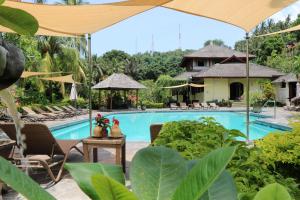 普里邦加海滩小屋酒店内部或周边的泳池