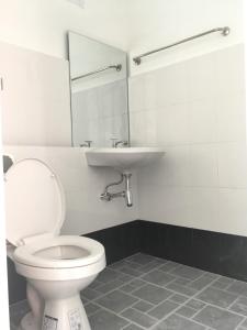 清莱清莱朗度假酒店的一间带卫生间和水槽的浴室