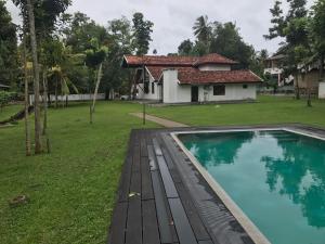 阿杭格默Villa Indrasiriya的房屋前的游泳池