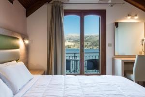 阿尔戈斯托利翁Hotel Aggelos Kefalonia的一间卧室设有一张床和一个大窗户