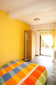卡尔卡尔Haus Seestern的一间卧室,卧室里配有一张色彩缤纷的床