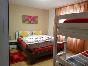 穆奥塔塔尔Casa Mila的一间卧室配有一张床和一张双层床。