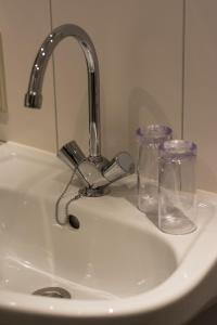 BentelooErve de Bosch的水槽,带水龙头和两杯玻璃