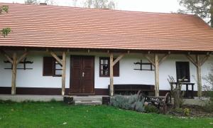 厄里圣彼得Rigó Vendégház的一间白色的小房子,有红色的屋顶